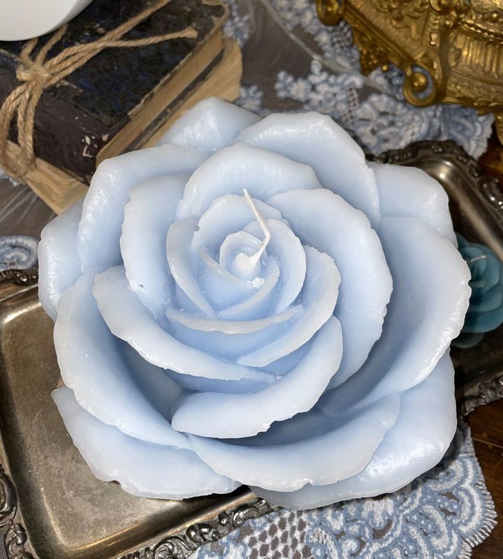 Candela a forma di rosa celeste baby con bocciolo estraibile CERERIA DI PARMA diametro 20cm