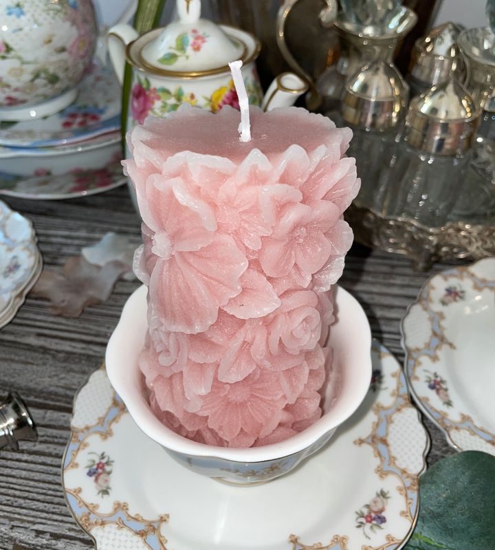 Candela a cilindro con rose intagliate a mano CERERIA DI PARMA