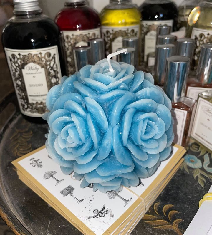 Candela sfera con rose intagliate a mano CERERIA DI PARMA diametro 8cm