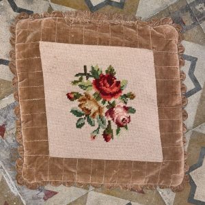 Cuscino con ricamo a piccolo punto