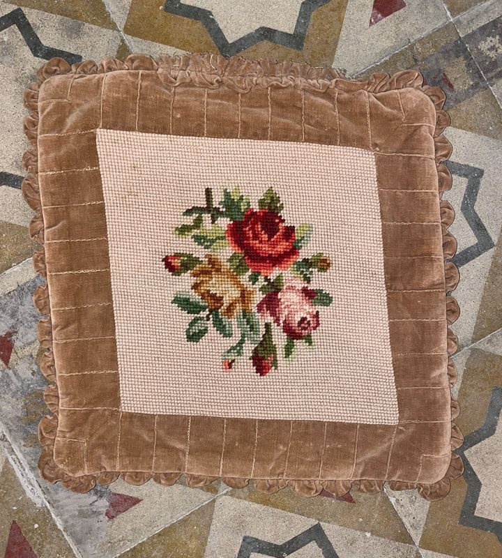 Cuscino con ricamo a piccolo punto