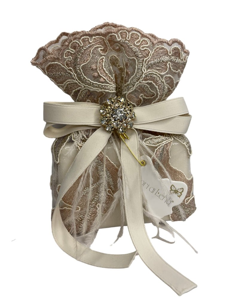 Sacchetto pizzo con sapone Cognac e bottone gioiello e piume con bustina Fiori di Lena