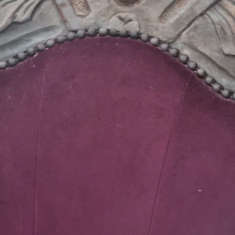 poltrona vintage con patine e tessuti Design Guild