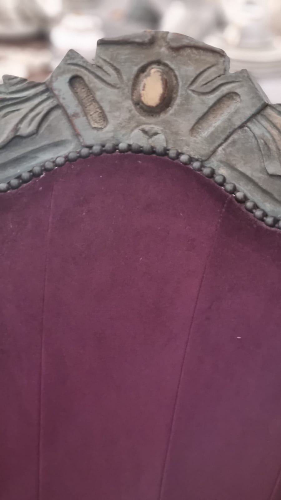 poltrona vintage con patine e tessuti Design Guild