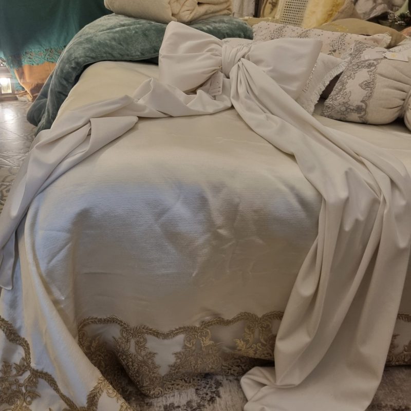 copriletto Fiori di Lena in seta con bordo in pizzo oro