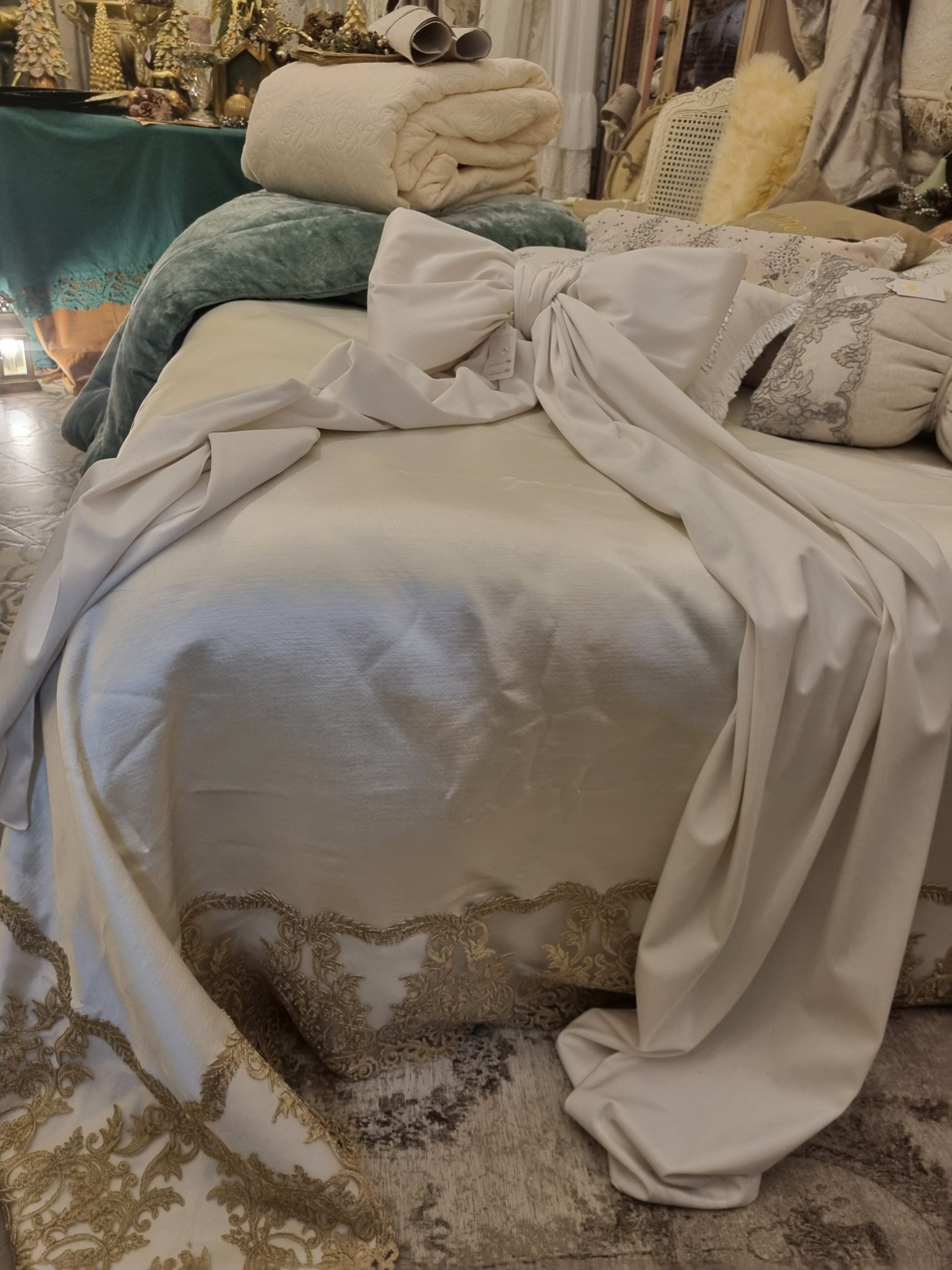 copriletto Fiori di Lena in seta con bordo in pizzo oro