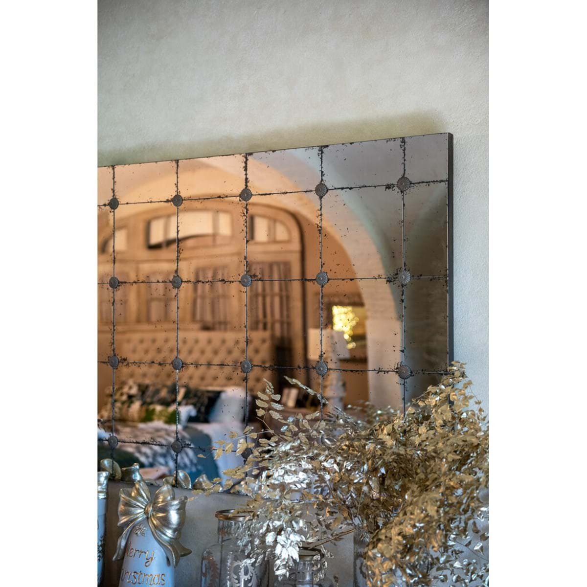 SPECCHIO ANTICATO a riquadri con borchie di Blancmariclo