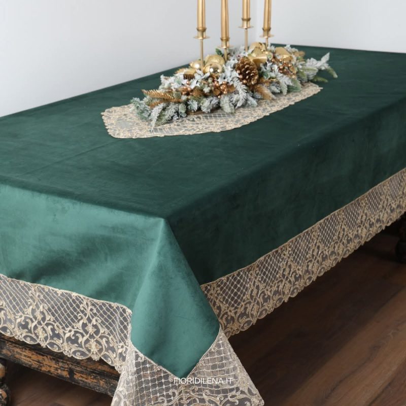 Tovaglia in velluto e bordi pizzo impero in oro di Fiori di Lena